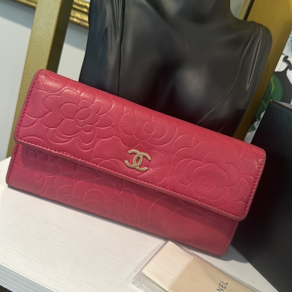 Chanel Camellia Embossed Lambskin Leather L Flap Wallet with Box - Picture 2 of 8